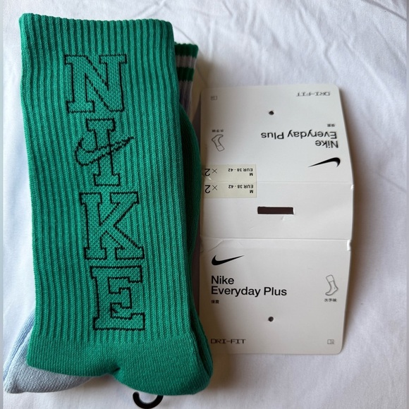 🆕 Nike Everyday Plus 2-pack collegiate crew socks in multi unisex - Picture 2 of 3